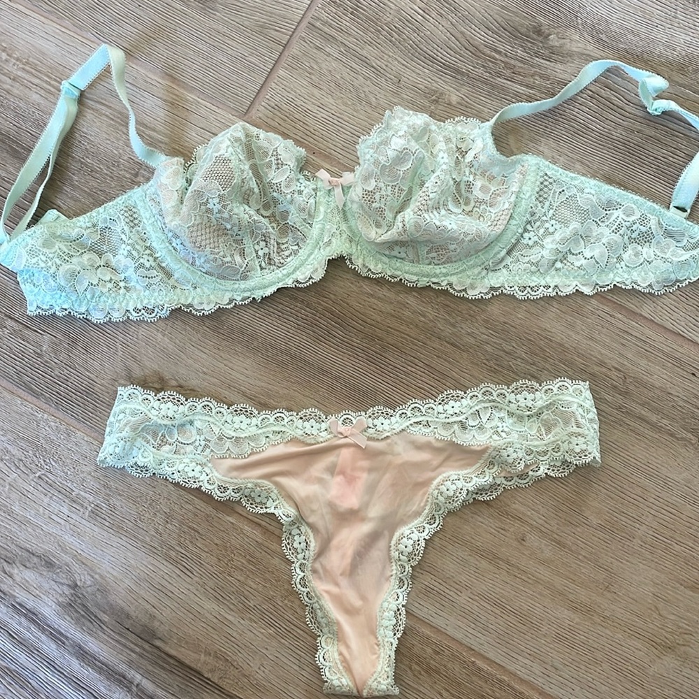 Victoria’s Secret, beautiful bra and panties set. Never been worn. NWOT’s. 🌸